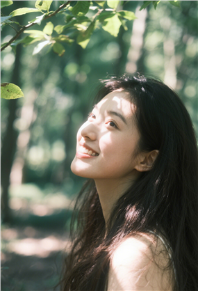 绿色树林唯美光影艺术侧颜图片